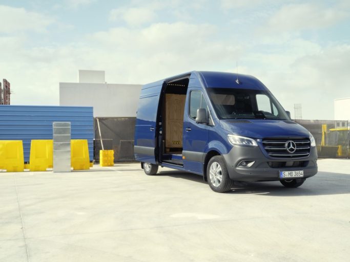 Skladové vozidlá Sprinter Van a Kombi môžete získať so zvýhodnením až 12 679 € s DPH a financovaním 1,99 % ročne. Vozidlo prevezmete ihneď.