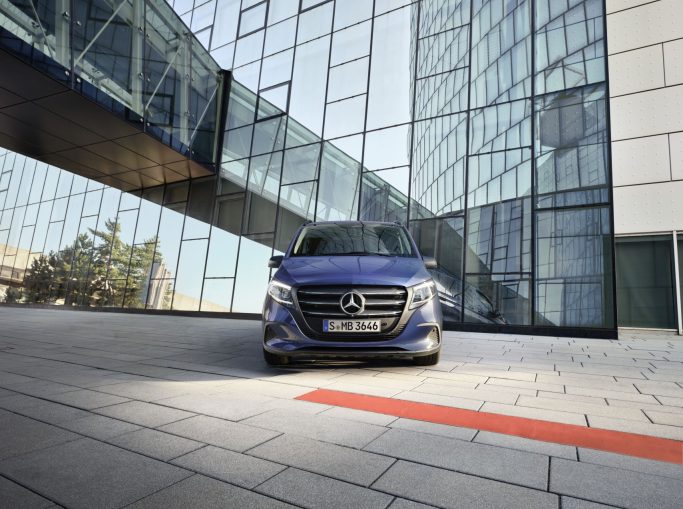 Vito Tourer spája prémiový komfort s priestorom pre až 8 cestujúcich. Teraz ho získate so zvýhodnením až 15 752 € s DPH a financovaním 1,99 % ročne. Ideálny pre firemný shuttle, rodinu aj dlhé trasy.